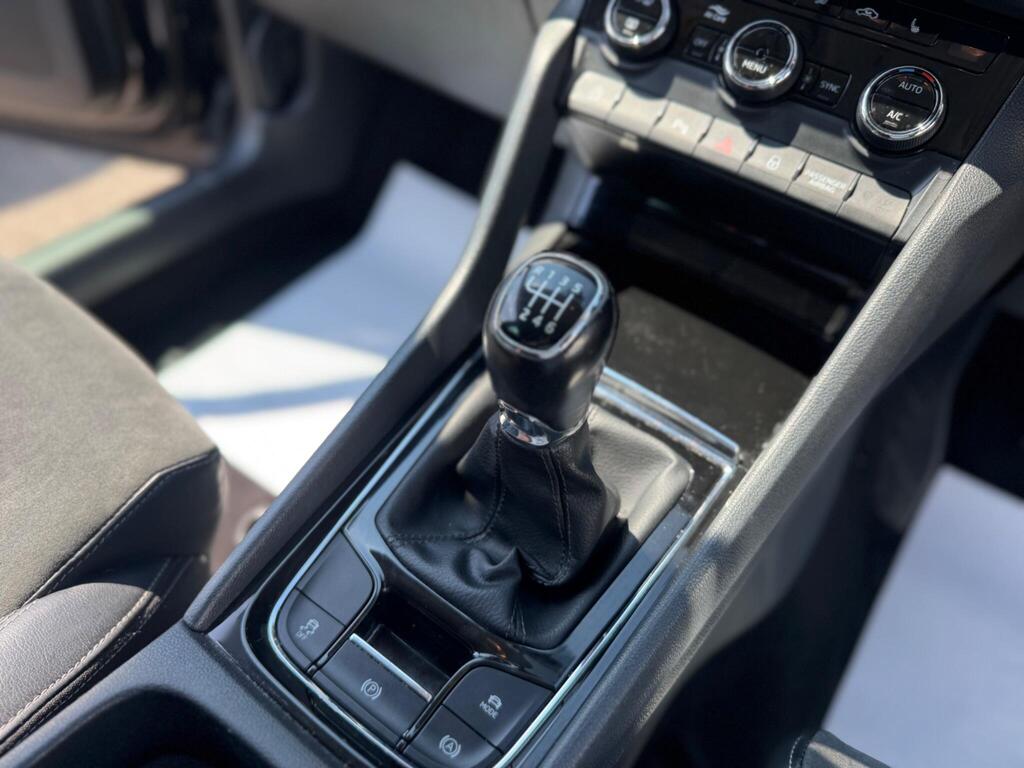 Škoda Karoq — Manual gearbox and centre console
